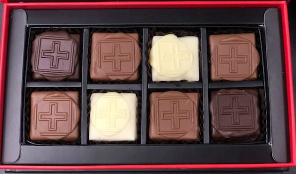 Boîte suisse de chocolats - 8 pralinés amande croquant