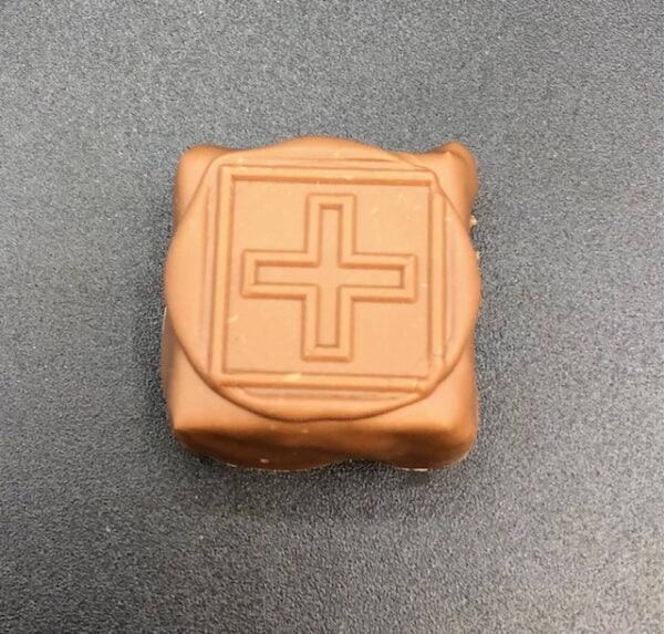Boîte suisse de chocolats - 8 pralinés amande croquant