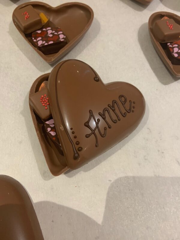 Coeur en chocolat avec prénom pour la table de fêtes