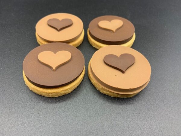 Biscuit milanais avec chocolat au lait et noir